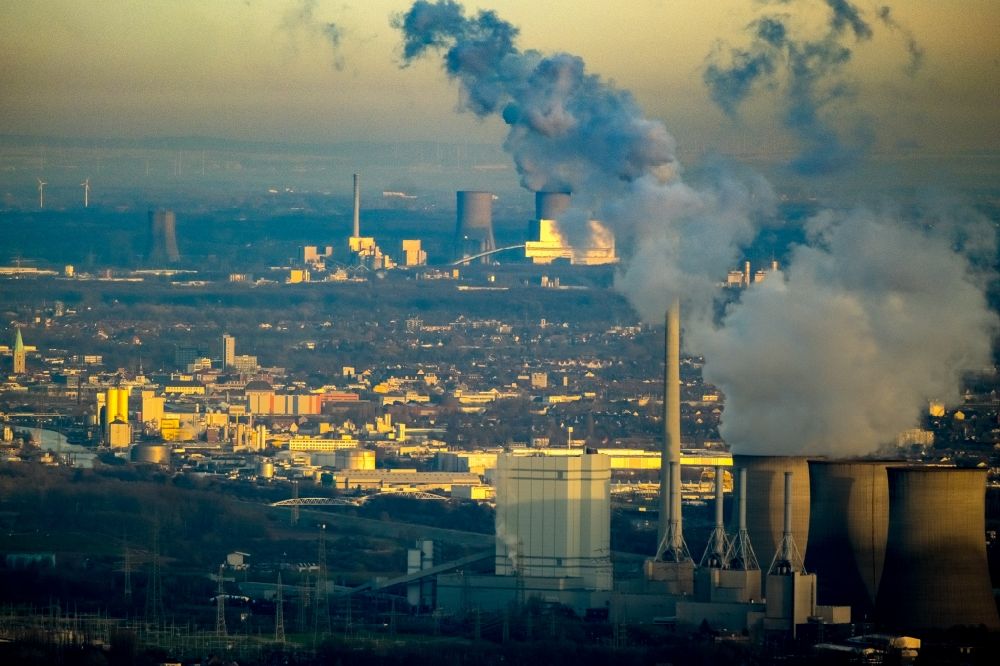 Aerial photograph Hamm - White exhaust smoke plumes from the power plants and exhaust towers of the coal-fired cogeneration plant in Hamm in the state North Rhine-Westphalia, Germany