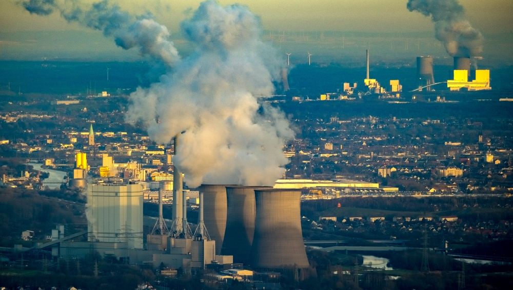 Hamm from the bird's eye view: White exhaust smoke plumes from the power plants and exhaust towers of the coal-fired cogeneration plant in Hamm in the state North Rhine-Westphalia, Germany