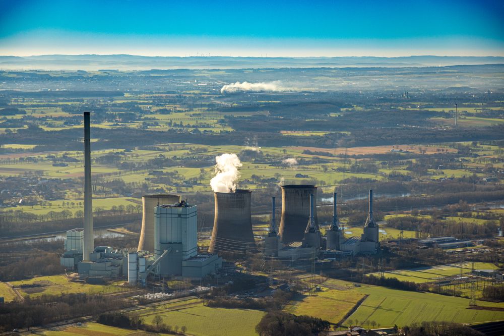 Aerial photograph Werne - White exhaust smoke plumes from the power plants and exhaust towers of the coal-fired cogeneration plant RWE Power AG Kraftwerk Gersteinwerk on Hammer Strasse in Werne in the state North Rhine-Westphalia, Germany
