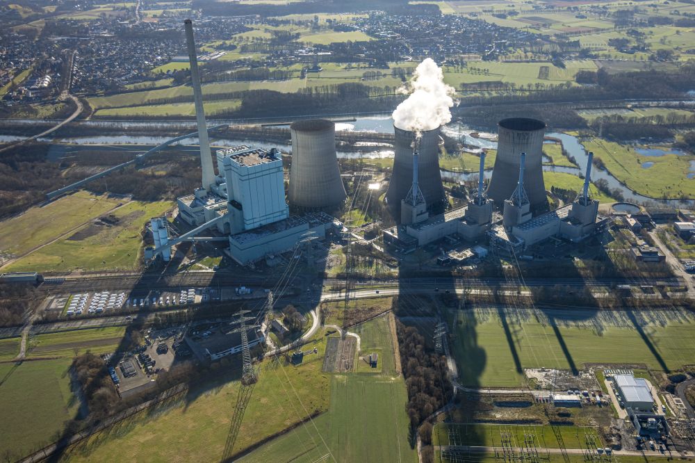 Werne from the bird's eye view: White exhaust smoke plumes from the power plants and exhaust towers of the coal-fired cogeneration plant RWE Power AG Kraftwerk Gersteinwerk on Hammer Strasse in Werne in the state North Rhine-Westphalia, Germany