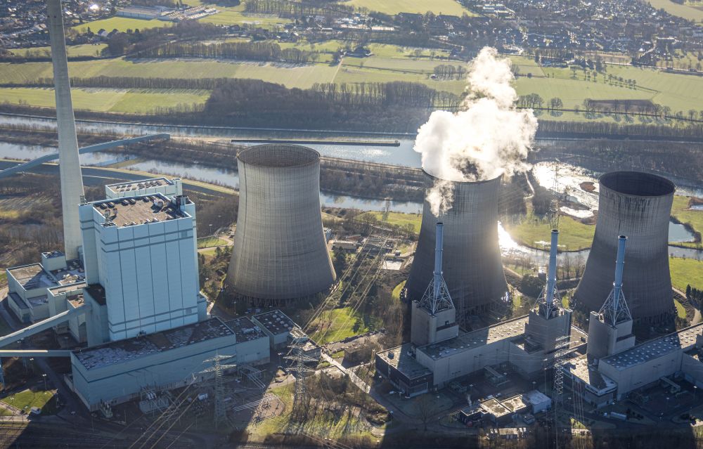 Aerial image Werne - White exhaust smoke plumes from the power plants and exhaust towers of the coal-fired cogeneration plant RWE Power AG Kraftwerk Gersteinwerk on Hammer Strasse in Werne in the state North Rhine-Westphalia, Germany
