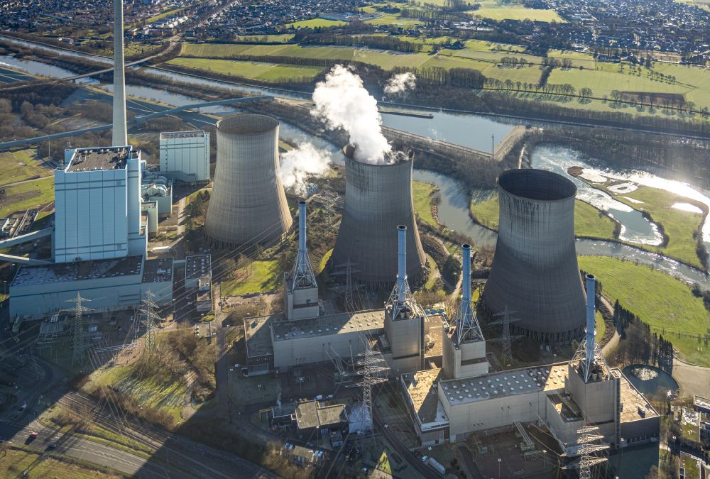 Aerial photograph Werne - White exhaust smoke plumes from the power plants and exhaust towers of the coal-fired cogeneration plant RWE Power AG Kraftwerk Gersteinwerk on Hammer Strasse in Werne in the state North Rhine-Westphalia, Germany