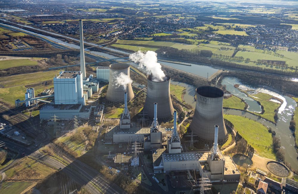 Werne from above - White exhaust smoke plumes from the power plants and exhaust towers of the coal-fired cogeneration plant RWE Power AG Kraftwerk Gersteinwerk on Hammer Strasse in Werne in the state North Rhine-Westphalia, Germany