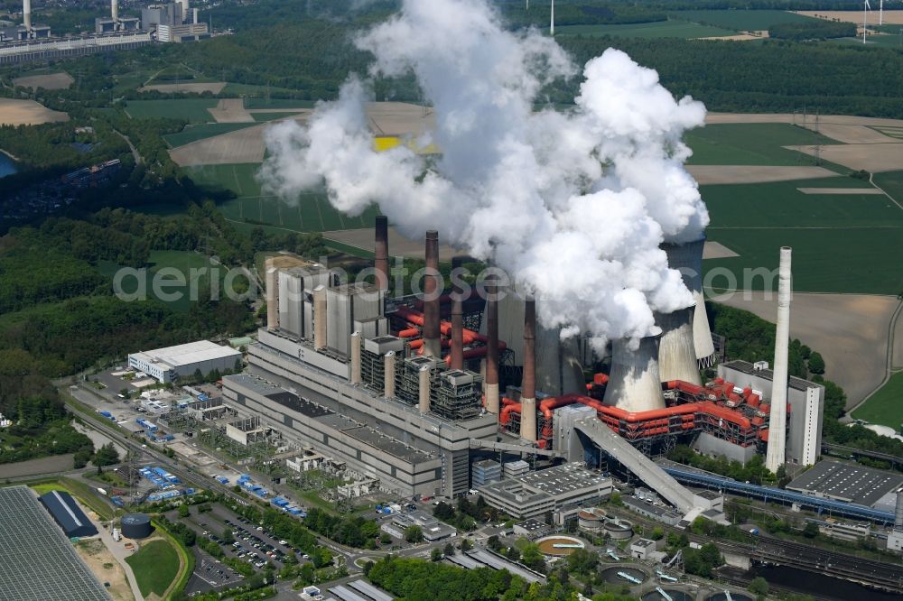 Grevenbroich from above - White exhaust smoke plumes from the power plants and exhaust towers of the coal-fired cogeneration plant RWE Power AG Kraftwerk Neurath on Energiestrasse in the district Neurath in Grevenbroich in the state North Rhine-Westphalia, Germany