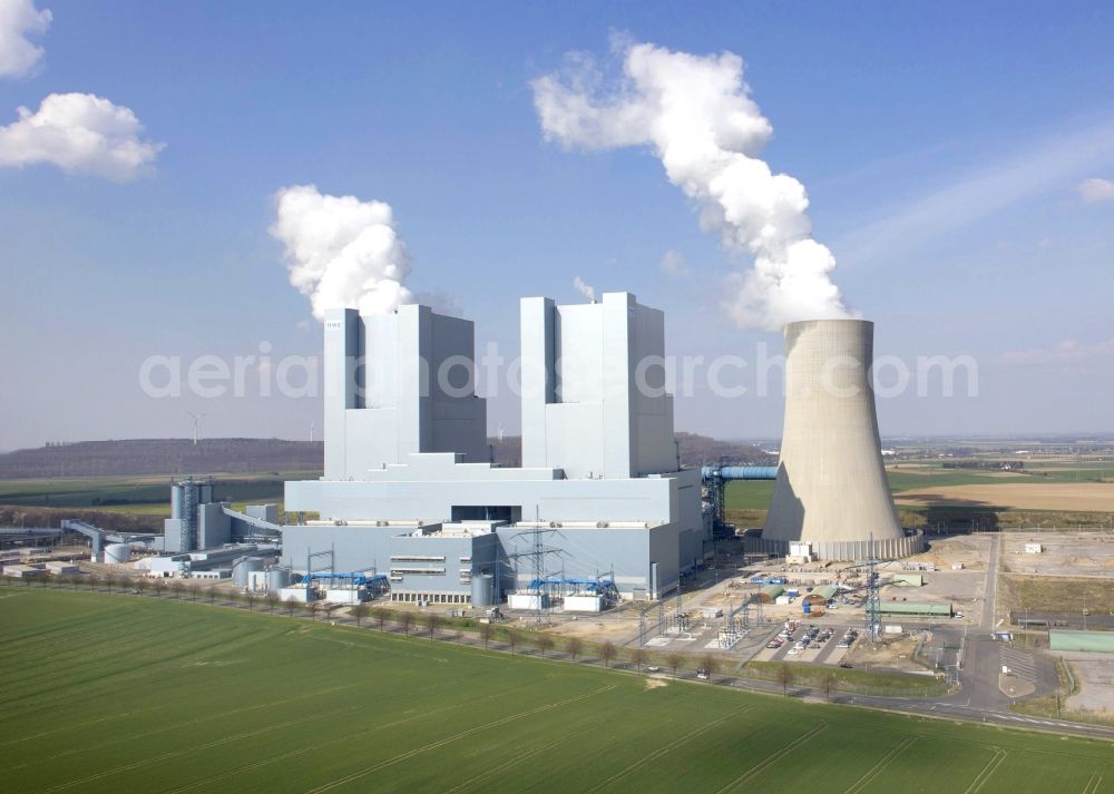 Aerial image Grevenbroich - White exhaust smoke plumes from the power plants and exhaust towers of the coal-fired cogeneration plant RWE Power AG Kraftwerk Neurath on Energiestrasse in the district Neurath in Grevenbroich in the state North Rhine-Westphalia, Germany