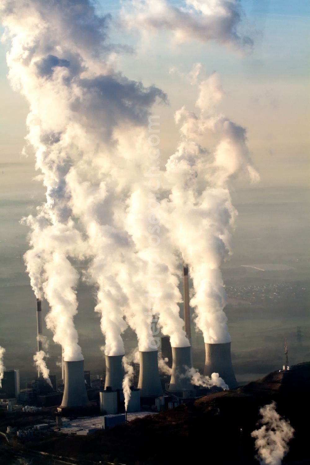 Aerial image Gelsenkirchen - White exhaust smoke plumes from the power plants and exhaust towers of the coal-fired cogeneration plant Uniper Kraftwerke GmbH on Bergmannsglueckstrasse in the district Scholven in Gelsenkirchen in the state North Rhine-Westphalia, Germany