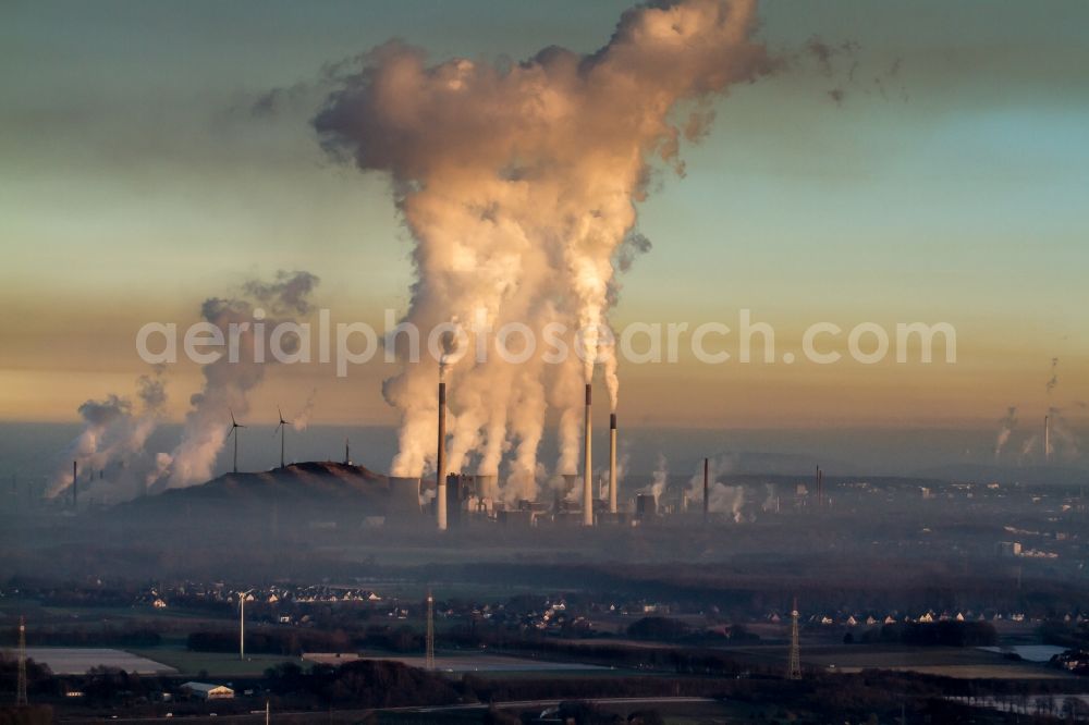 Gelsenkirchen from the bird's eye view: White exhaust smoke plumes from the power plants and exhaust towers of the coal-fired cogeneration plant Uniper Kraftwerke GmbH on Bergmannsglueckstrasse in the district Scholven in Gelsenkirchen in the state North Rhine-Westphalia, Germany