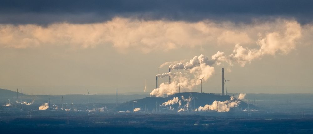 Aerial image Gelsenkirchen - White exhaust smoke plumes from the power plants and exhaust towers of the coal-fired cogeneration plant powerplant Uniper Gelsenkirchen Scholven in the district Scholven in Gelsenkirchen in the state North Rhine-Westphalia, Germany