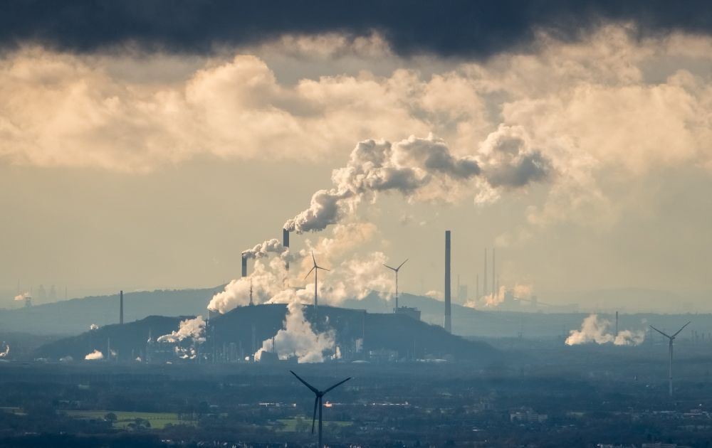 Aerial photograph Gelsenkirchen - White exhaust smoke plumes from the power plants and exhaust towers of the coal-fired cogeneration plant powerplant Uniper Gelsenkirchen Scholven in the district Scholven in Gelsenkirchen in the state North Rhine-Westphalia, Germany