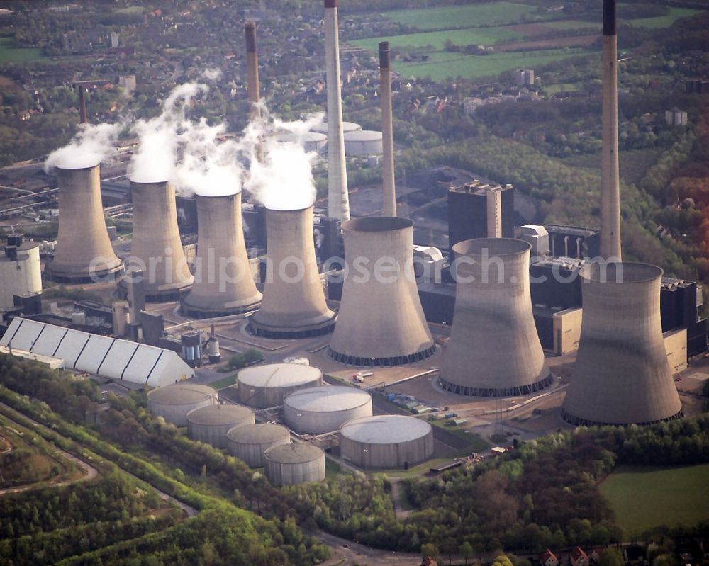 Gelsenkirchen from above - White exhaust smoke plumes from the power plants and exhaust towers of the coal-fired cogeneration plant powerplant Uniper Gelsenkirchen Scholven in the district Scholven in Gelsenkirchen in the state North Rhine-Westphalia, Germany