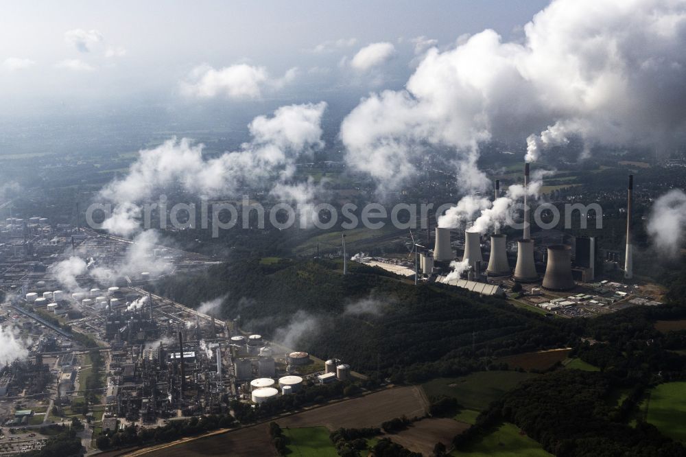 Gelsenkirchen from above - White exhaust smoke plumes from the power plants and exhaust towers of the coal-fired cogeneration plant powerplant Uniper Gelsenkirchen Scholven in Gelsenkirchen in the state North Rhine-Westphalia, Germany