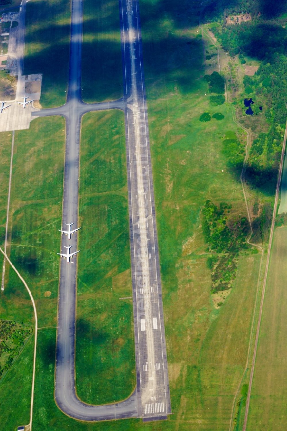 Parchim from the bird's eye view: Deposed Airbus A340 passenger aircraft on the taxiway of the airport in Parchim in the state of Mecklenburg-Vorpommern, Germany