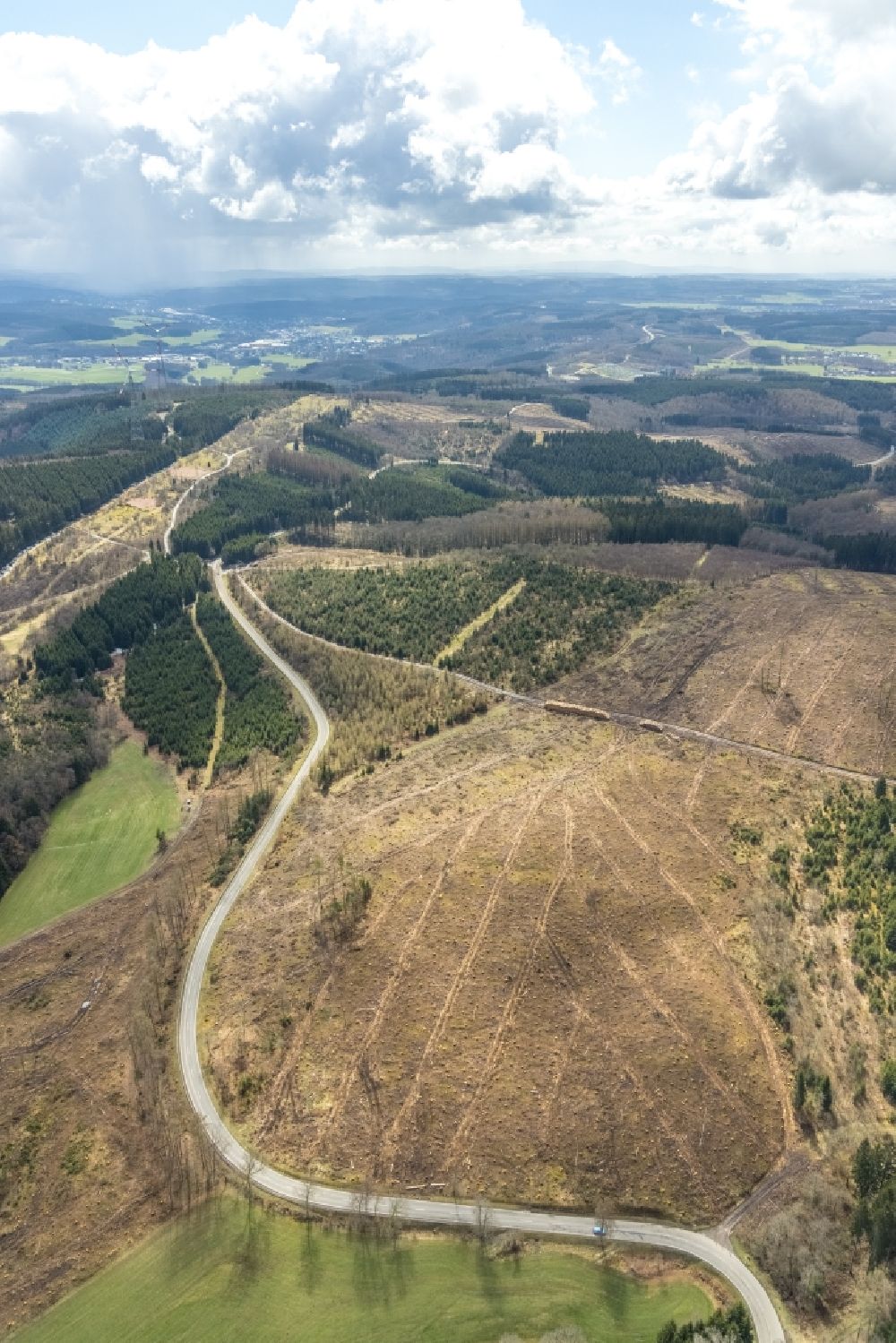 Aerial image Kirchhundem - Tree dying and forest dying with skeletons of dead trees in the remnants of a forest area in Kirchhundem at Sauerland in the state North Rhine-Westphalia, Germany
