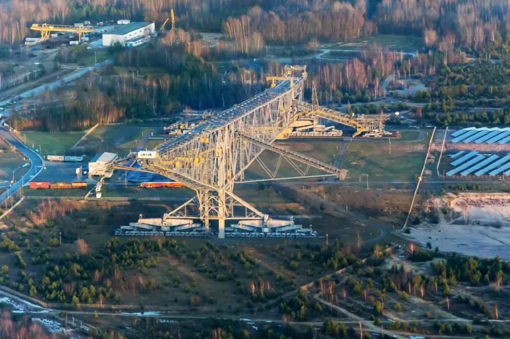 Aerial photograph Lichterfeld-Schacksdorf - View conveyor bridge F60 in Besucherbergwerk of former coal mining area of Lusatia. field with lights in the state of Brandenburg