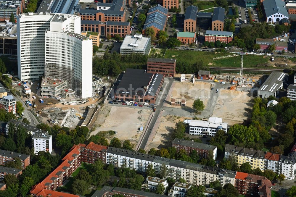Hamburg from the bird's eye view: Dismantling of high-rise buildings Euler-Hermes-Hochhaus on Friedensallee in Hamburg, Germany