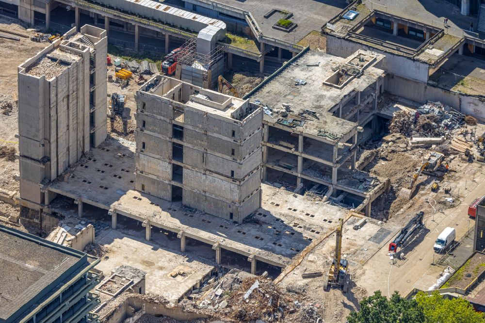 Aerial photograph Bochum - Dismantling of high-rise buildings of the NA building on the campus of the Ruhr University Bochum in the district Querenburg in Bochum at Ruhrgebiet in the state North Rhine-Westphalia, Germany