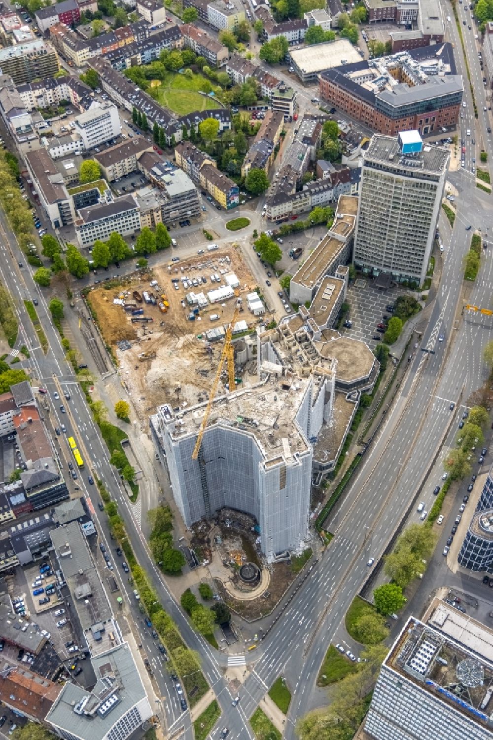Aerial image Essen - Dismantling construction site to dismantle the high-rise building of the former RWE headquarters Ypsilon-Haus on Huyssenallee in the district Suedviertel in Essen in the Ruhr area in the state North Rhine-Westphalia, Germany