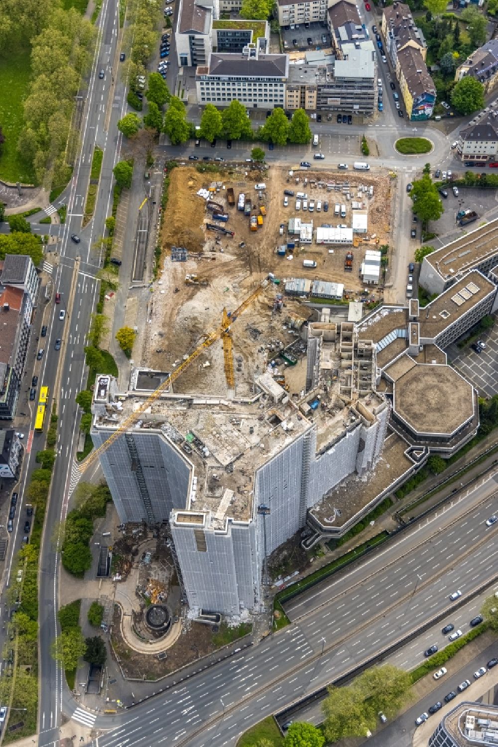 Essen from above - Dismantling construction site to dismantle the high-rise building of the former RWE headquarters Ypsilon-Haus on Huyssenallee in the district Suedviertel in Essen in the Ruhr area in the state North Rhine-Westphalia, Germany