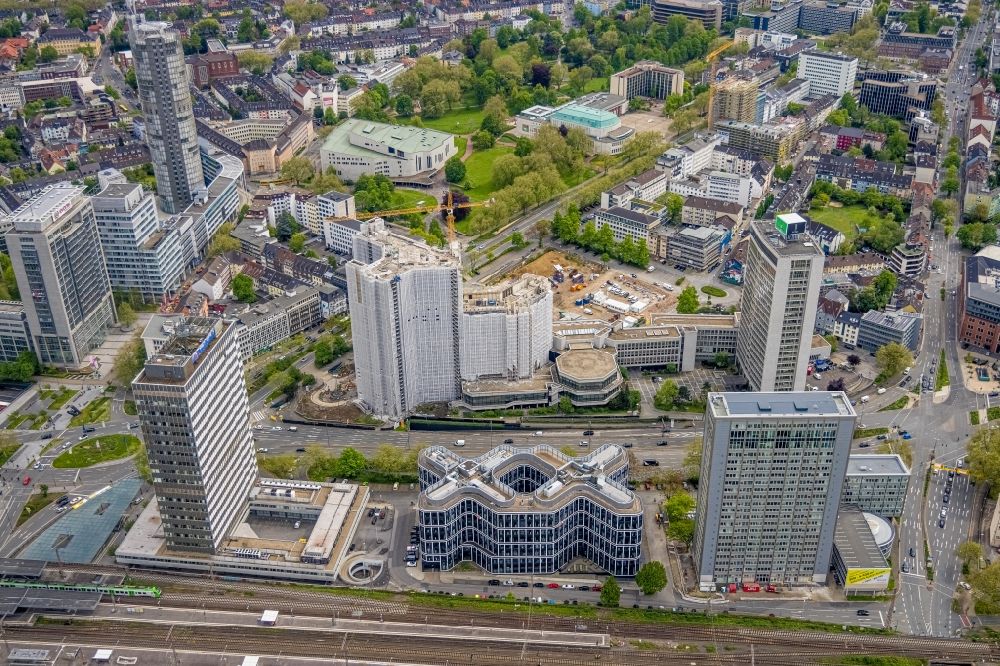 Essen from the bird's eye view: Dismantling construction site to dismantle the high-rise building of the former RWE headquarters Ypsilon-Haus on Huyssenallee in the district Suedviertel in Essen in the Ruhr area in the state North Rhine-Westphalia, Germany