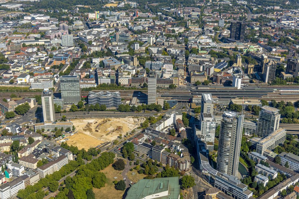 Essen from the bird's eye view: Dismantling construction site to dismantle the high-rise building of the former RWE headquarters Ypsilon-Haus on Huyssenallee in the district Suedviertel in the district Suedviertel in Essen in the Ruhr area in the state North Rhine-Westphalia, Germany