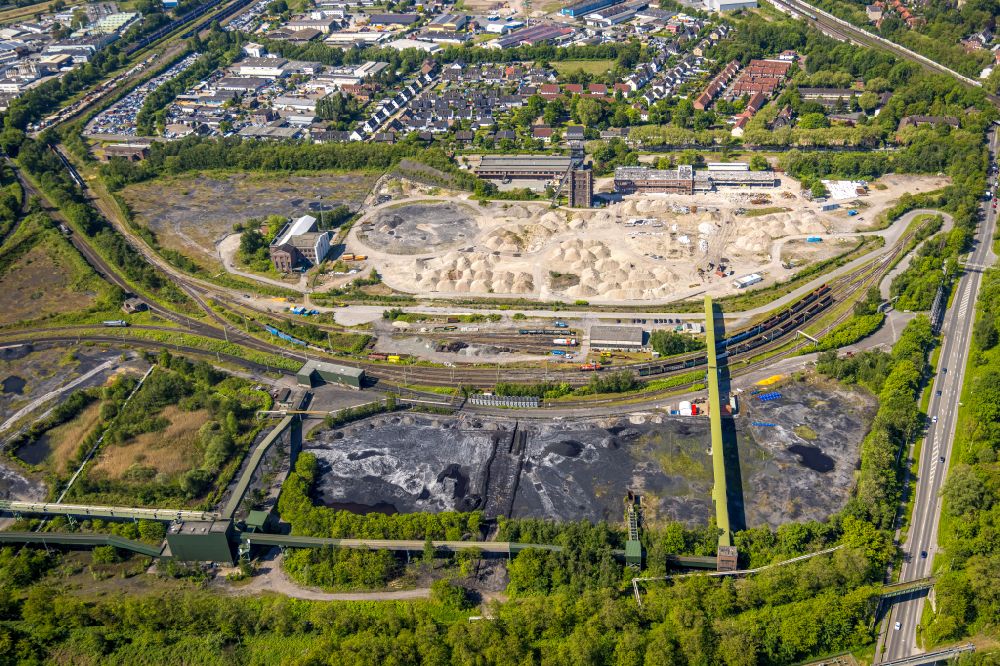 Bottrop from the bird's eye view: Demolition and dismantling of the conveyor systems and mining shaft systems on the headframe of the mine and colliery Zeche - Schachtanlage Prosper-Haniel II in the district Welheimer Mark in Bottrop at Ruhrgebiet in the state North Rhine-Westphalia, Germany