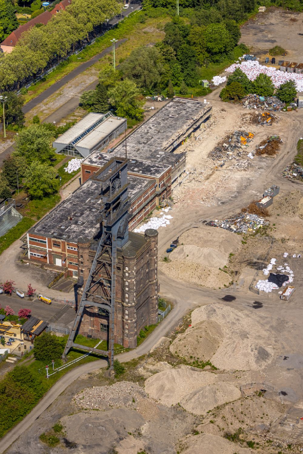 Aerial image Bottrop - Demolition and dismantling of the conveyor systems and mining shaft systems on the headframe of the mine and colliery Zeche - Schachtanlage Prosper-Haniel II in the district Welheimer Mark in Bottrop at Ruhrgebiet in the state North Rhine-Westphalia, Germany