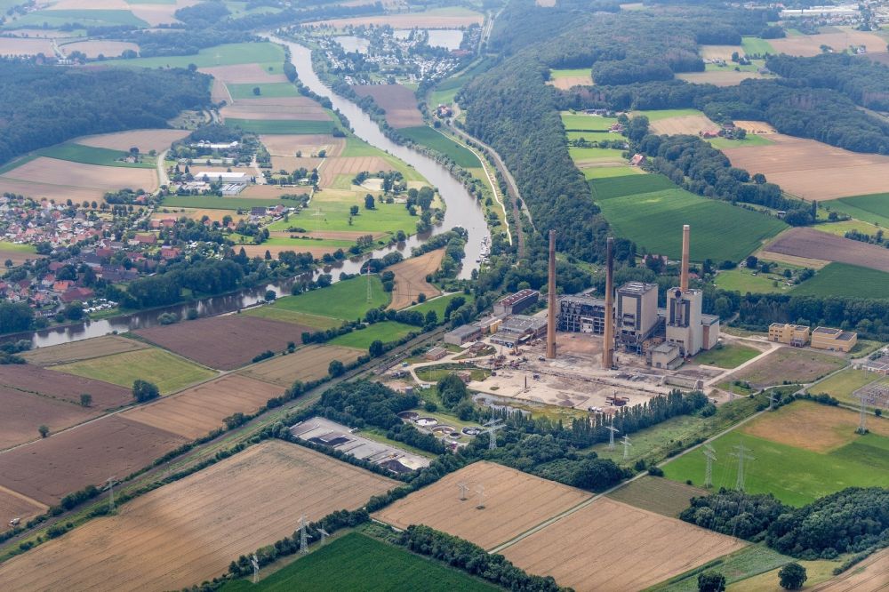 Porta Westfalica from the bird's eye view: Demolition and dismantling of the decommissioned power plants and exhaust towers of the cogeneration plant Altes Kraftwerk of Entwicklungsgesellschaft GKW Veltheim mbH in Porta Westfalica in the state North Rhine-Westphalia, Germany