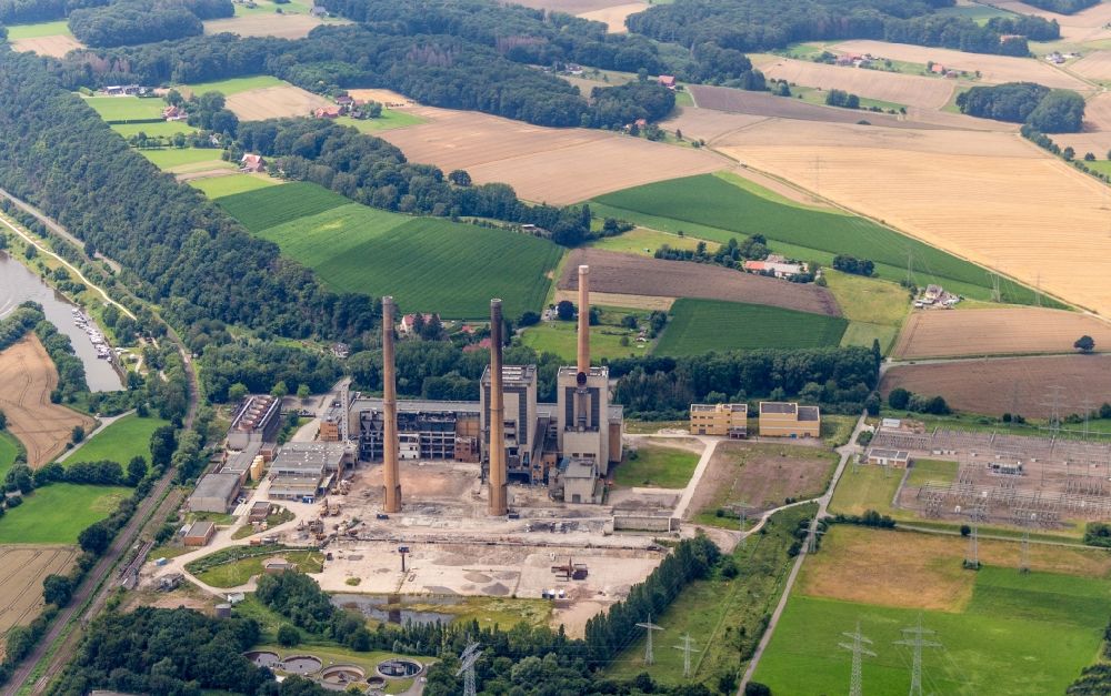 Aerial photograph Porta Westfalica - Demolition and dismantling of the decommissioned power plants and exhaust towers of the cogeneration plant Altes Kraftwerk of Entwicklungsgesellschaft GKW Veltheim mbH in Porta Westfalica in the state North Rhine-Westphalia, Germany