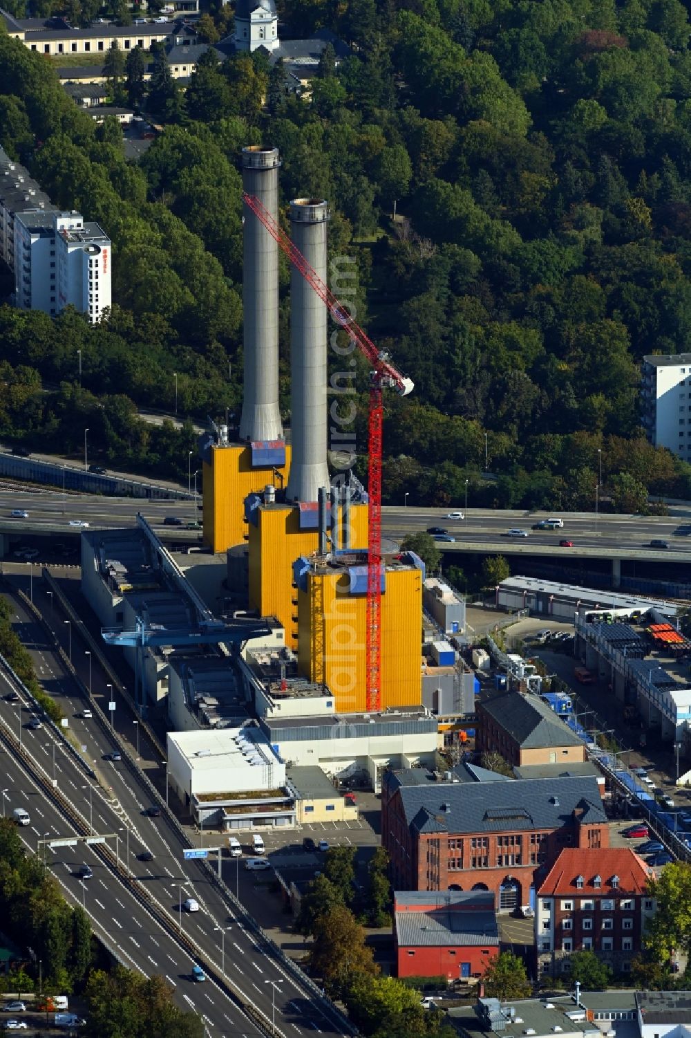 Aerial image Berlin - Demolition and dismantling of the decommissioned power plants and exhaust towers of the cogeneration plant Wilmersdorf Schmargendorf in Berlin, Germany