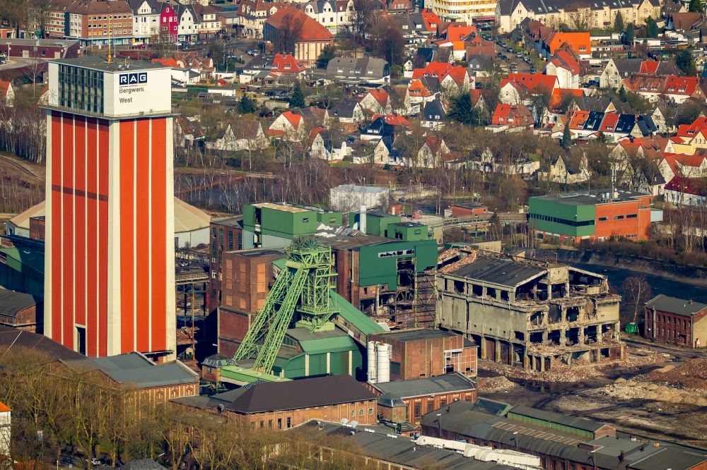 Kamp-Lintfort from the bird's eye view: Demolition and dismantling work at the Conveyors and mining pits at the headframe Zeche Friedrich Heinrich Schacht 2 in Kamp-Lintfort in the state North Rhine-Westphalia