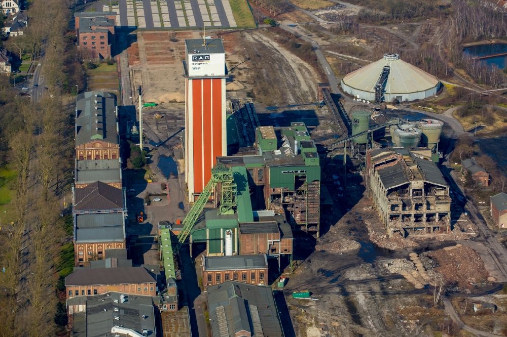 Aerial image Kamp-Lintfort - Demolition and dismantling work at the Conveyors and mining pits at the headframe Zeche Friedrich Heinrich Schacht 2 in Kamp-Lintfort in the state North Rhine-Westphalia