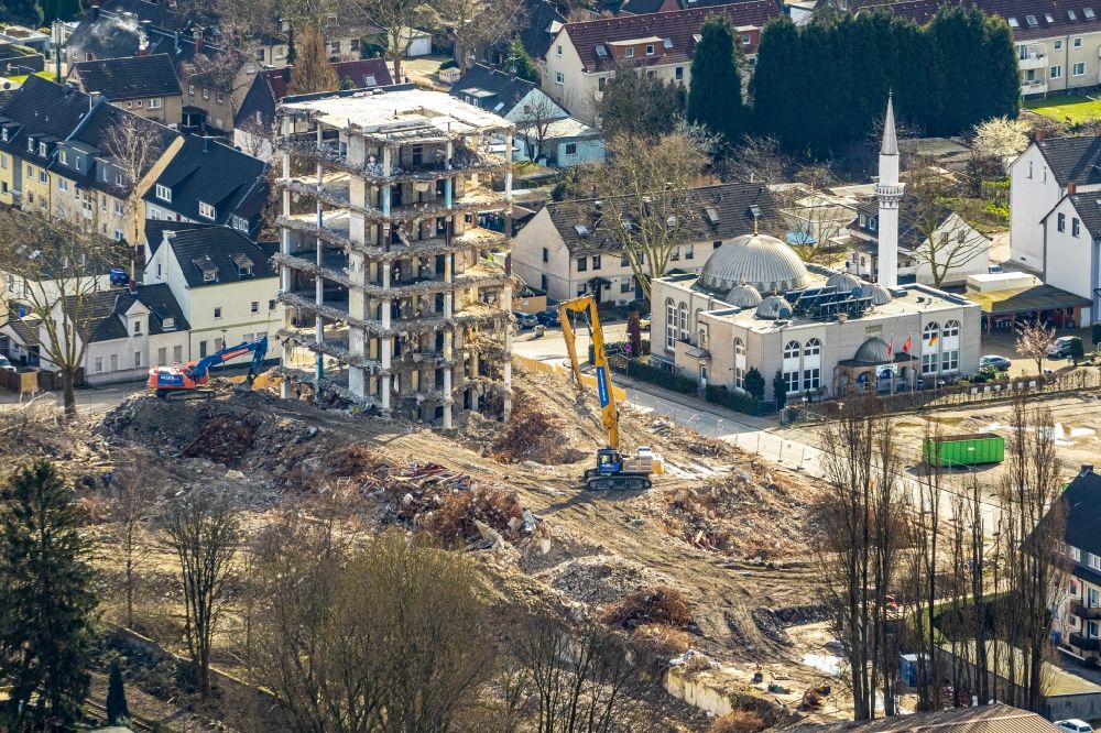 Aerial photograph Gladbeck - Demolition and disposal work on the remains of the ruins beim Gebaeude the formerly furniture shop at Wielandstr. / Bramsfeld in Gladbeck in the state North Rhine-Westphalia, Germany