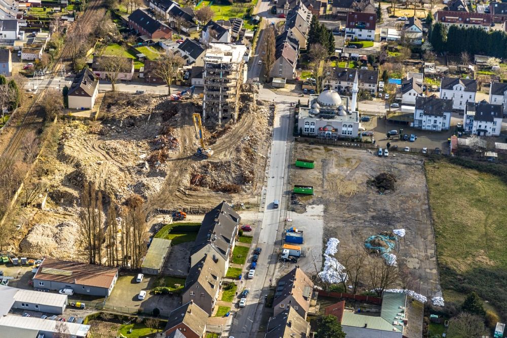 Gladbeck from the bird's eye view: Demolition and disposal work on the remains of the ruins beim Gebaeude the formerly furniture shop at Wielandstr. / Bramsfeld in Gladbeck in the state North Rhine-Westphalia, Germany