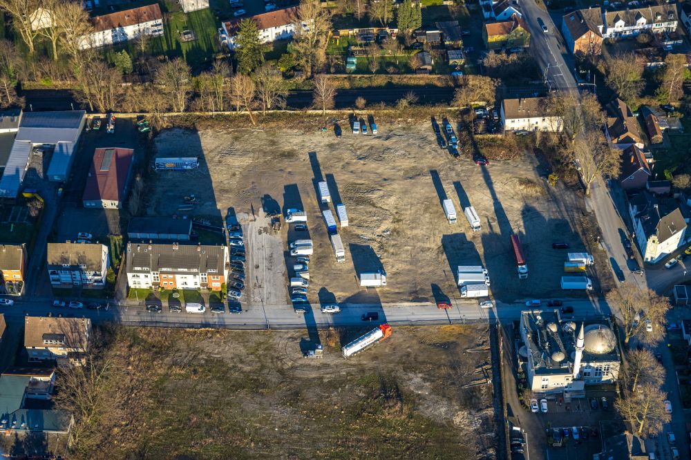 Gladbeck from the bird's eye view: Demolition and disposal work on the remains of the ruins at the building formerly the furniture shop at Wielandstrasse - Bramsfeld in Gladbeck at Ruhrgebiet in the state North Rhine-Westphalia, Germany