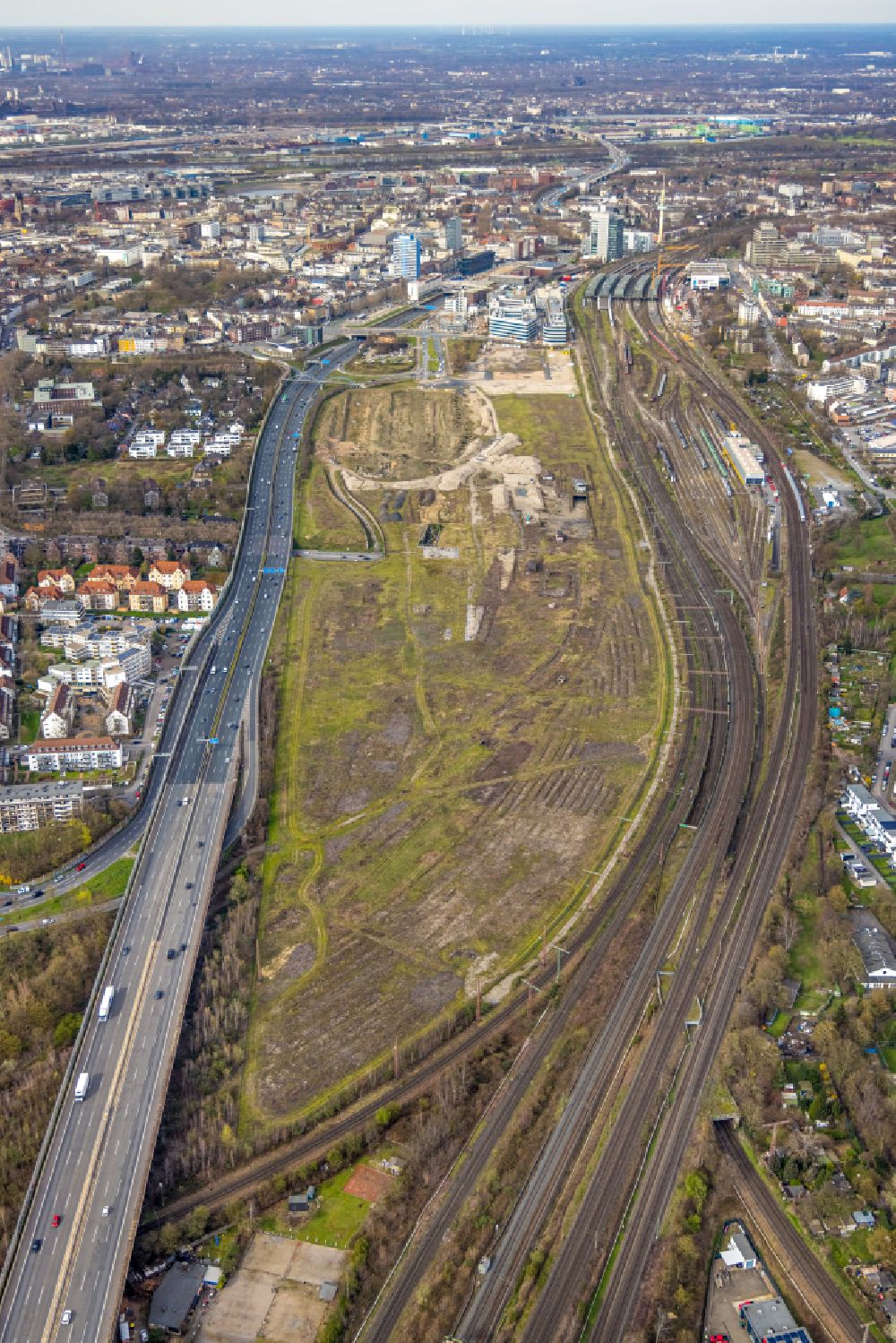 Aerial image Duisburg - Demolition and disposal work on the remains of the ruins of ehemaligen Abfertigungshalle of the former dispatch hall of the freight yard - marshalling yard for the new building project Am alten Gueterbahnhof on the former site of the Loveparade in the district Dellviertel in Duisburg at Ruhrgebiet in the state North Rhine-Westphalia, Germany