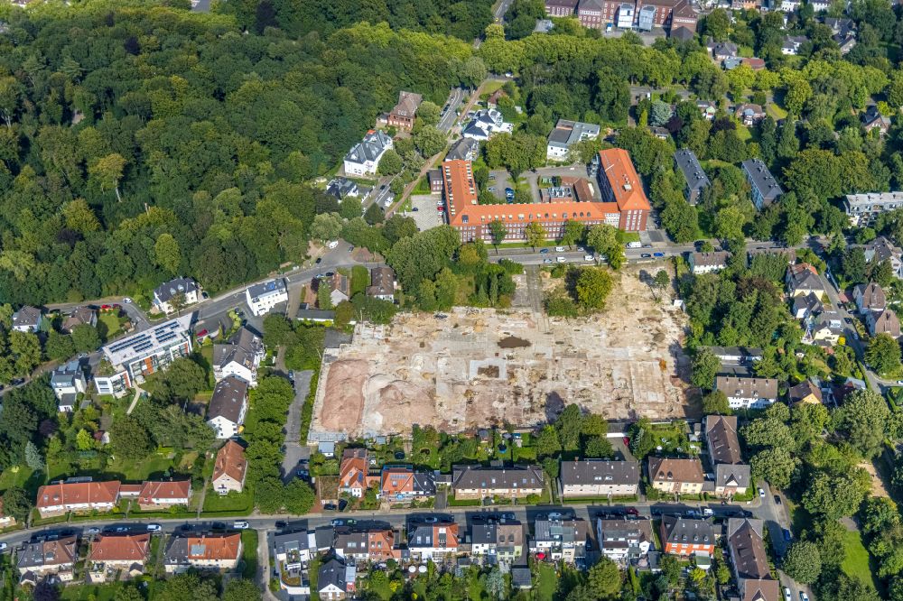 Bochum from the bird's eye view: Demolition and disposal work on the remains of the ruins on the former premises of Jahnel-Kestermann overlooking the administration building of Berufsgenossenschaft Rohstoffe & chemische Industrie Bezirksdirektion in the district Wiemelhausen in Bochum in the state North Rhine-Westphalia, Germany