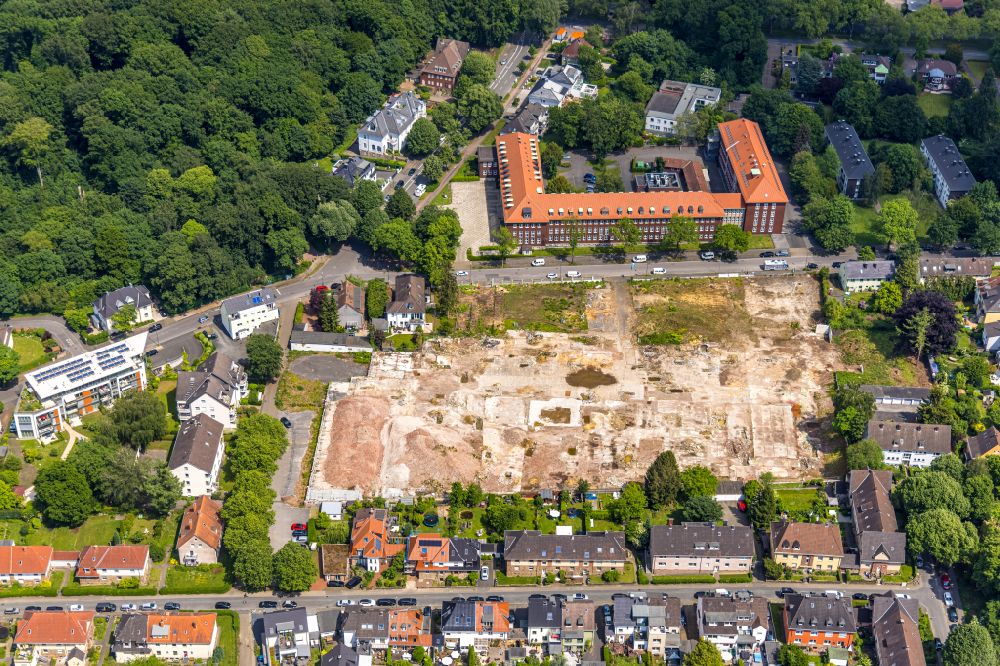 Bochum from the bird's eye view: Demolition and disposal work on the remains of the ruins on the former premises of Jahnel-Kestermann overlooking the administration building of Berufsgenossenschaft Rohstoffe & chemische Industrie Bezirksdirektion in the district Wiemelhausen in Bochum in the state North Rhine-Westphalia, Germany