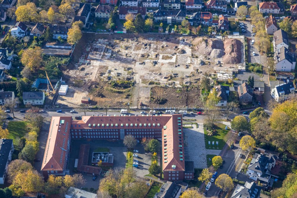 Bochum from above - Demolition and disposal work on the remains of the ruins on the former premises of Jahnel-Kestermann overlooking the administration building of Berufsgenossenschaft Rohstoffe & chemische Industrie Bezirksdirektion in the district Wiemelhausen in Bochum in the state North Rhine-Westphalia, Germany
