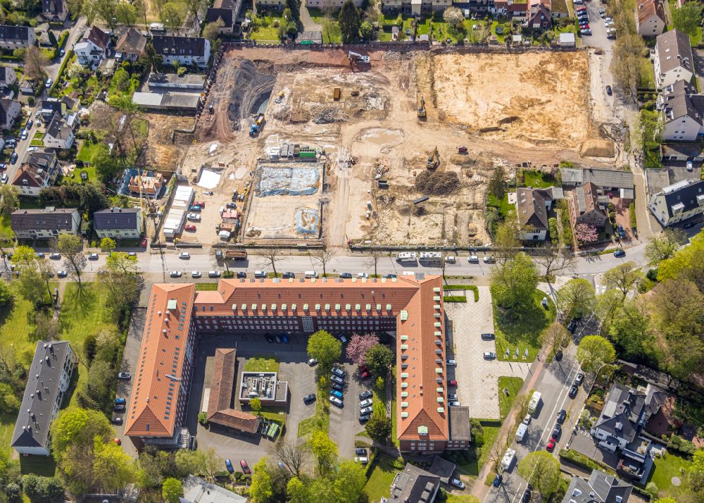 Aerial image Bochum - Demolition and disposal work on the remains of the ruins on the former premises of Jahnel-Kestermann overlooking the administration building of Berufsgenossenschaft Rohstoffe & chemische Industrie Bezirksdirektion in the district Wiemelhausen in Bochum in the state North Rhine-Westphalia, Germany