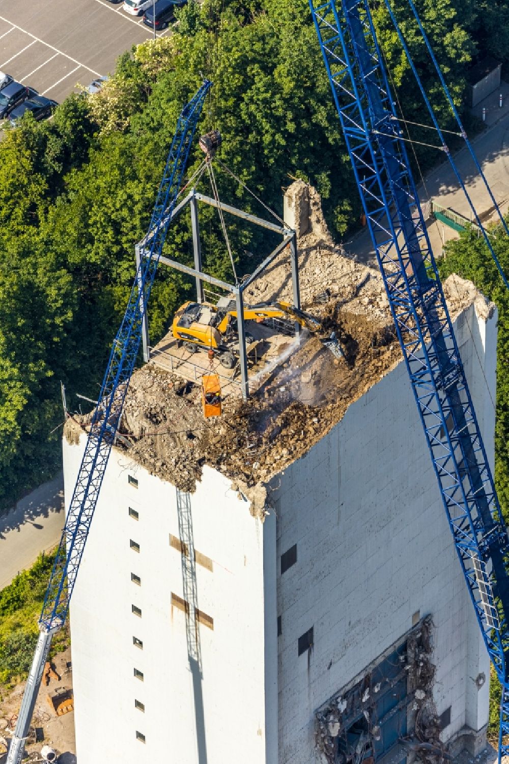 Aerial image Kamp-Lintfort - Demolition and disposal work on the remains of the ruins of ehemaligen Schachtanlage of Schachtturm Rossenray of Heidelberger Beton GmbH in Kamp-Lintfort in the state North Rhine-Westphalia, Germany