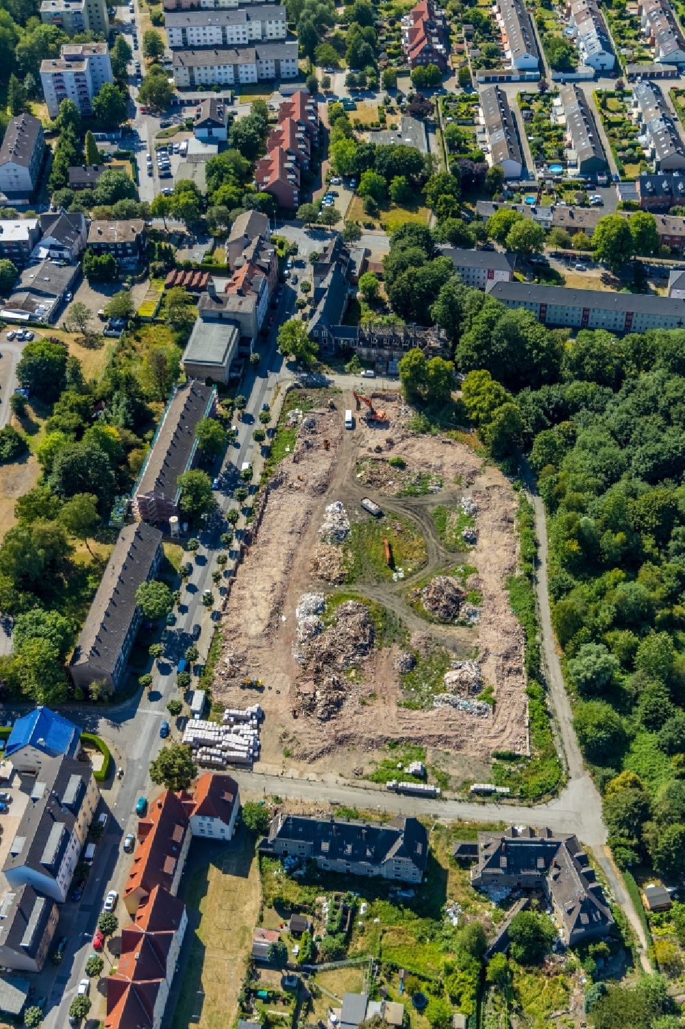 Aerial image Gladbeck - Demolition and disposal work on the remains of the ruins of the former colliery settlement Schlaegel & Eisen of the Gladbecker colliery Zweckel between of Schlaegelstrasse, Eisenstrasse and Bohnekampstrasse in Gladbeck in the state North Rhine-Westphalia, Germany