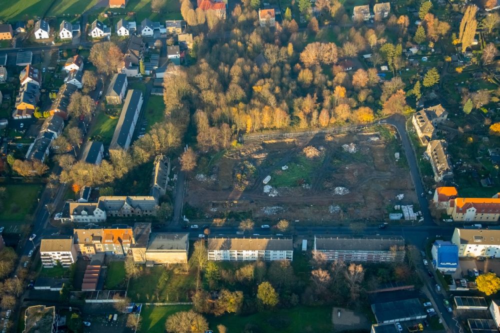 Aerial photograph Gladbeck - Demolition and disposal work on the remains of the ruins of the former colliery settlement Schlaegel & Eisen of the Gladbecker colliery Zweckel between Schlaegelstrasse, Eisenstrasse and Bohnekampstrasse in Gladbeck in the state North Rhine-Westphalia, Germany
