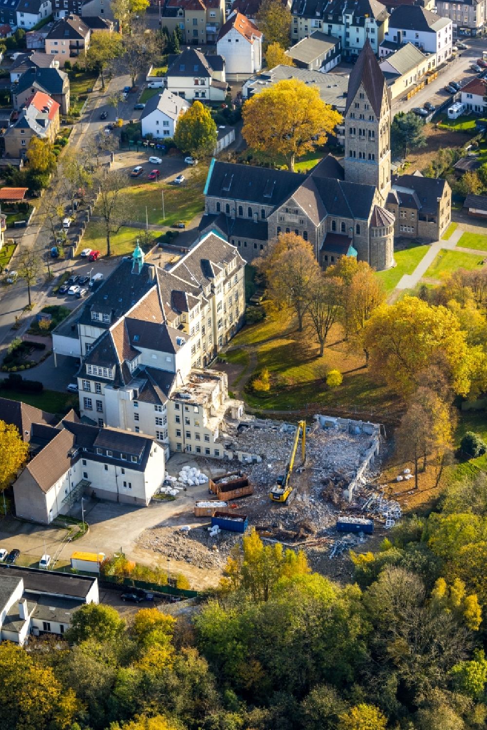 Bochum from the bird's eye view: Demolition and disposal work on the remains of the ruins of Krankenhauses Venenzentrum Maria-Hilf-Krankenhaus on Hiltroper Landwehr overlooking the church building of the Kirche St. Elisabeth in the district Hiltrop in Bochum at Ruhrgebiet in the state North Rhine-Westphalia, Germany