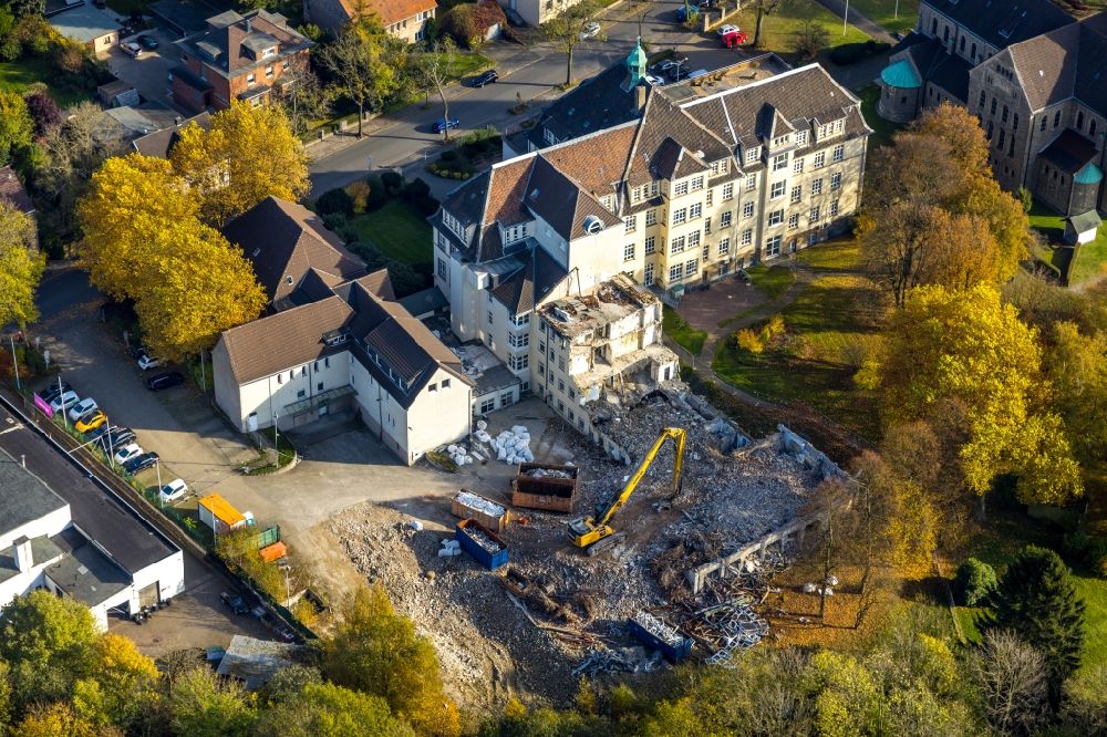 Aerial photograph Bochum - Demolition and disposal work on the remains of the ruins of Krankenhauses Venenzentrum Maria-Hilf-Krankenhaus on Hiltroper Landwehr overlooking the church building of the Kirche St. Elisabeth in the district Hiltrop in Bochum at Ruhrgebiet in the state North Rhine-Westphalia, Germany