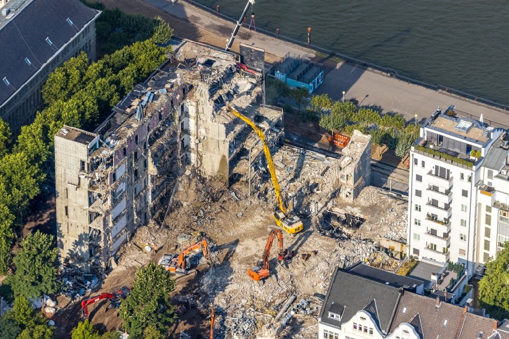 Aerial image Düsseldorf - Demolition and dismantling of a prefabricated high-rise housing estate on Mannesmannufer in the district Carlstadt in Duesseldorf in the state North Rhine-Westphalia, Germany