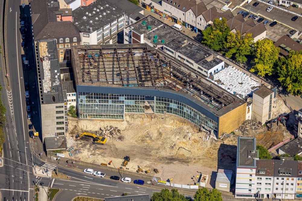 Aerial image Essen - Demolition and dismantling of the thermal baths and swimming pools at the outdoor pool of the leisure facility of Sport- und Baederbetriebe Essen on street Bernestrasse - Varnhorststrasse in Essen at Ruhrgebiet in the state North Rhine-Westphalia, Germany