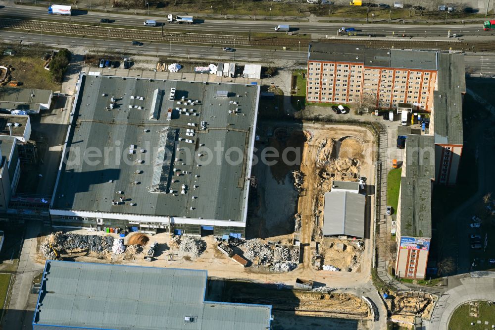Berlin from the bird's eye view: Demolition work on the site of the Industry- ruins a high tank system on street Meeraner Strasse - Rhinstrasse in the district Marzahn in Berlin, Germany