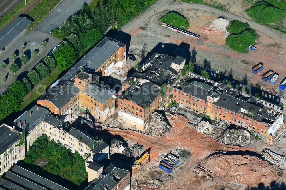 Aerial image Oelsnitz/Vogtl. - Demolition work on the site of the Industry- ruins of former VEB Halbmond Teppichwerke on Carl-Wilhelm-Koch-Strasse in Oelsnitz/Vogtl. in the state Saxony, Germany