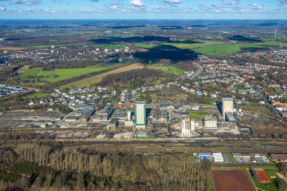 Aerial image Gelsenkirchen - Demolition work on the site of the industrial ruins of the DSK Bergwerk Lippe on the street Zum Bahnhof in the district Westerhold in Gelsenkirchen in the state North Rhine-Westphalia, Germany