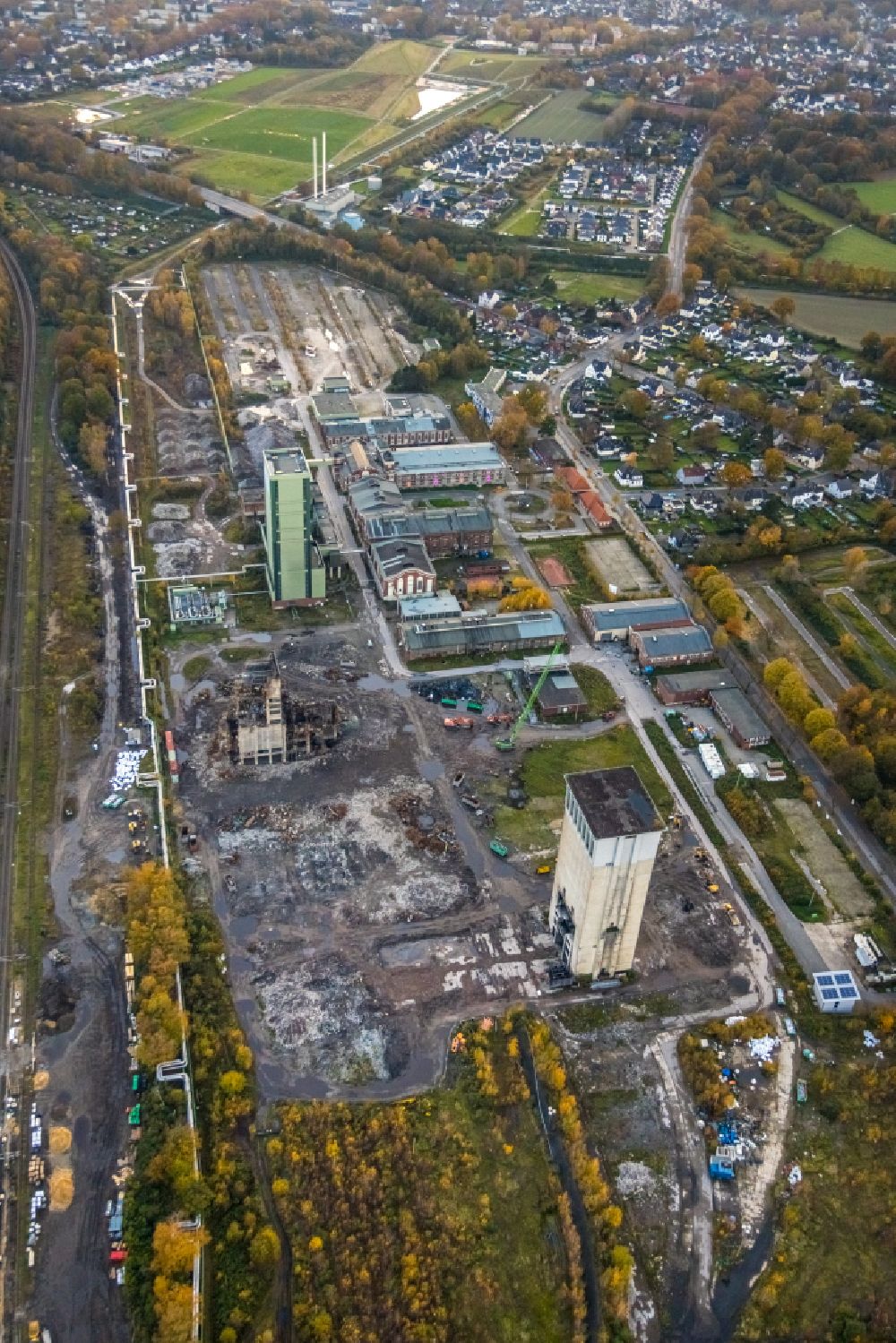 Gelsenkirchen from the bird's eye view: Demolition work on the site of the industrial ruins of the DSK Bergwerk Lippe on the street Zum Bahnhof in the district Westerhold in Gelsenkirchen in the state North Rhine-Westphalia, Germany